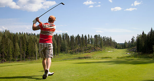 Golfspielen am Wald - © Kati_Finell_110057690